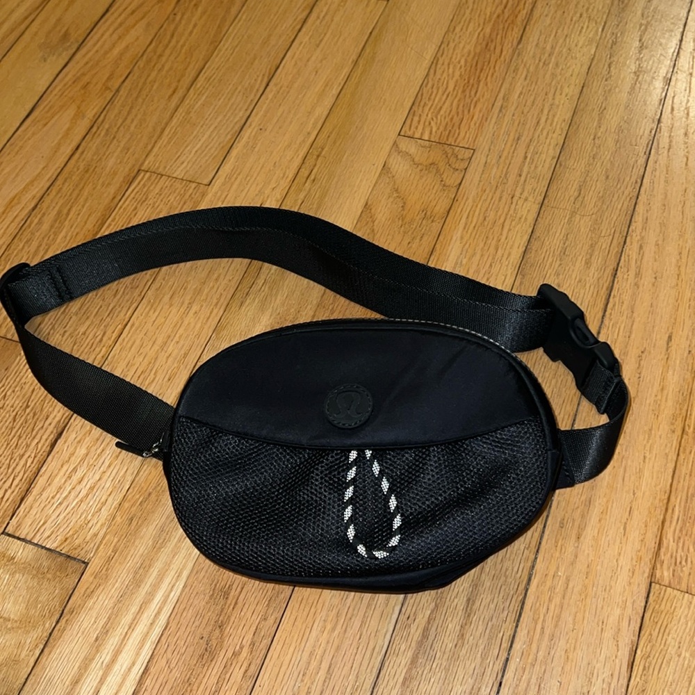 LuluLemon Belt Bag
Excellent Condition 
Used Twice